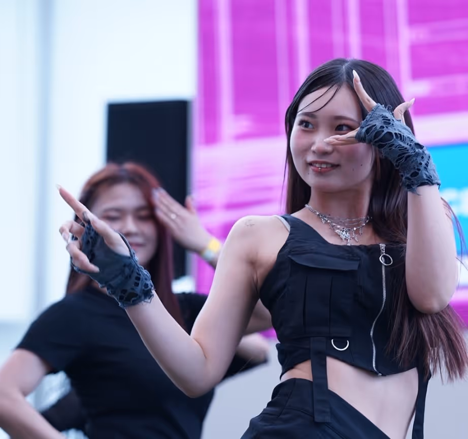 ステージで踊るHANAのインストラクター