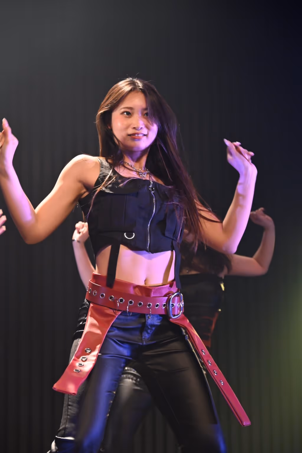 ステージで踊るHANAのインストラクター